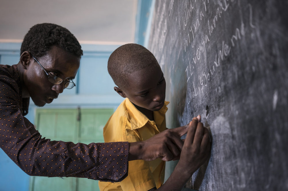 Somalian students volunteer to teach children whose families fled ...